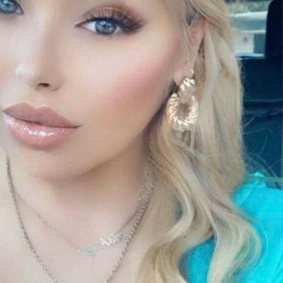 Mob Wife Vintage 90s Nostalgia Textured Chunky Gold Geometric Drop Earrings - Picture 6 of 7